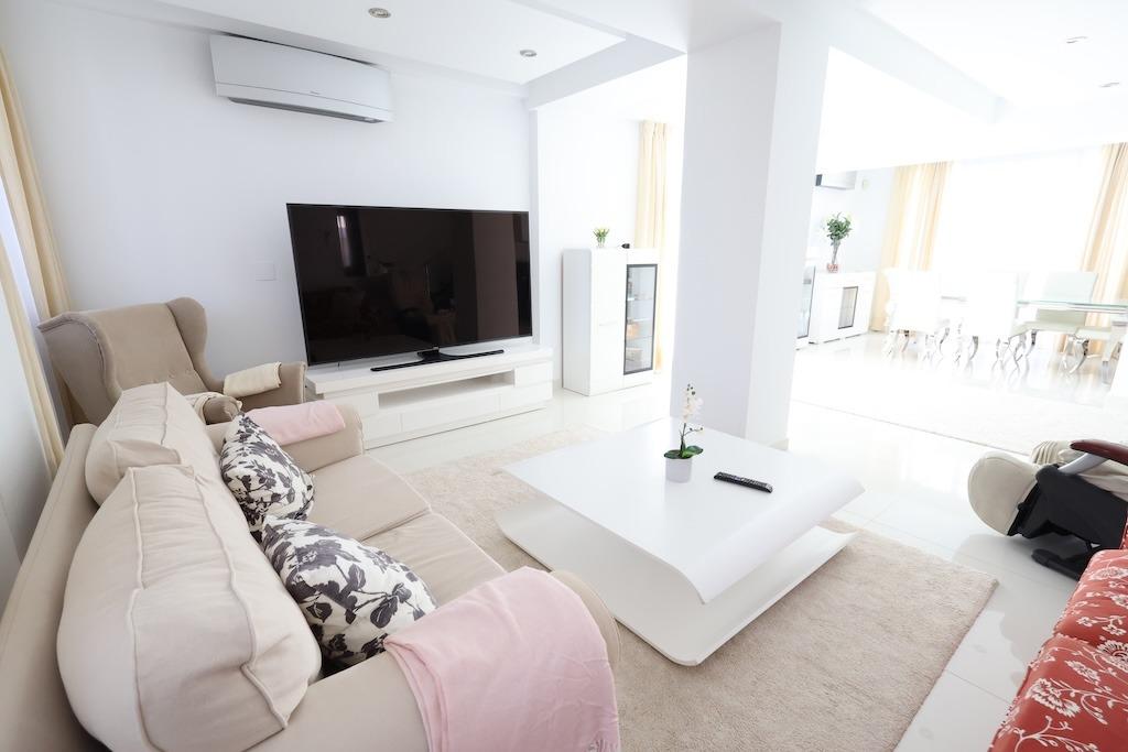 Cabo Roig Vrijstaande villa op een hoek grond van 415 m2 met twee straten