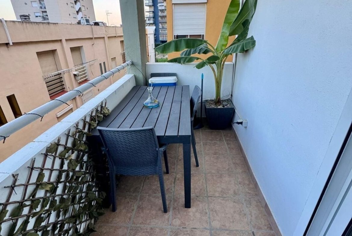 Se vende piso al lado del mar