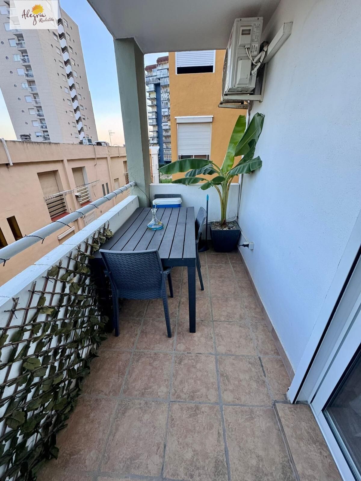 Se vende piso al lado del mar