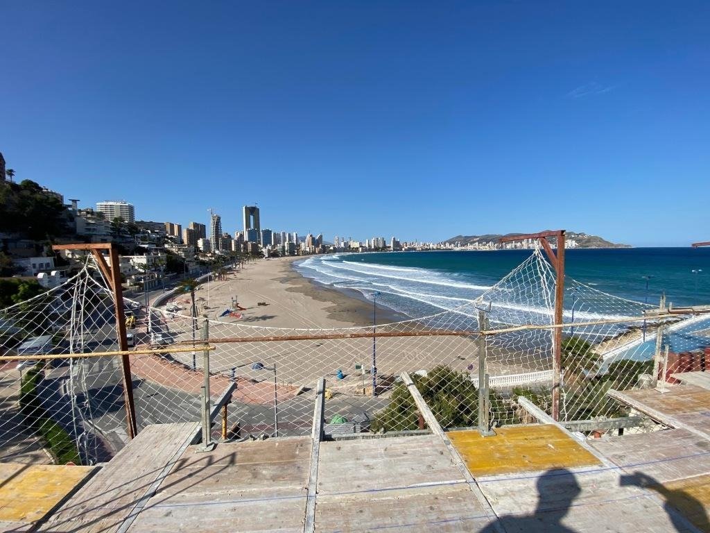 EERSTE LIJN VAN STRAND IN BENIDORM EN MET PRIVE-POEL !!!