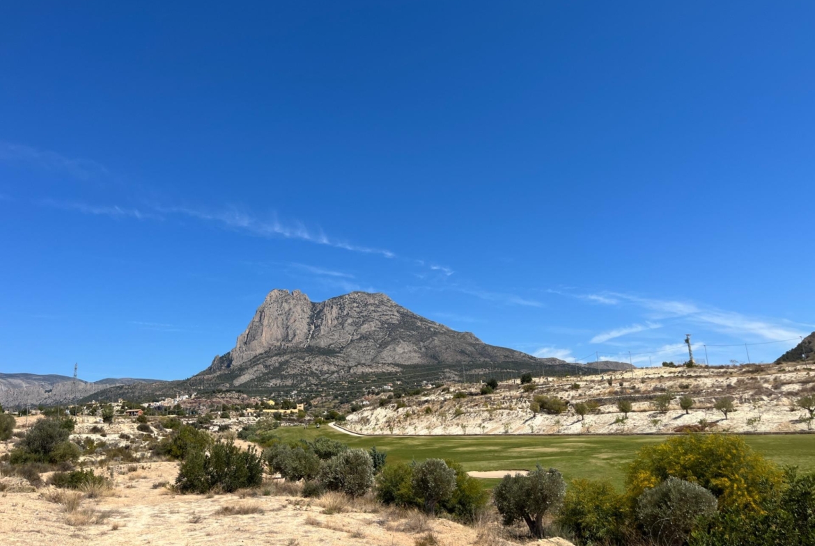 Parcela edificable junto a Puig Campana Golf