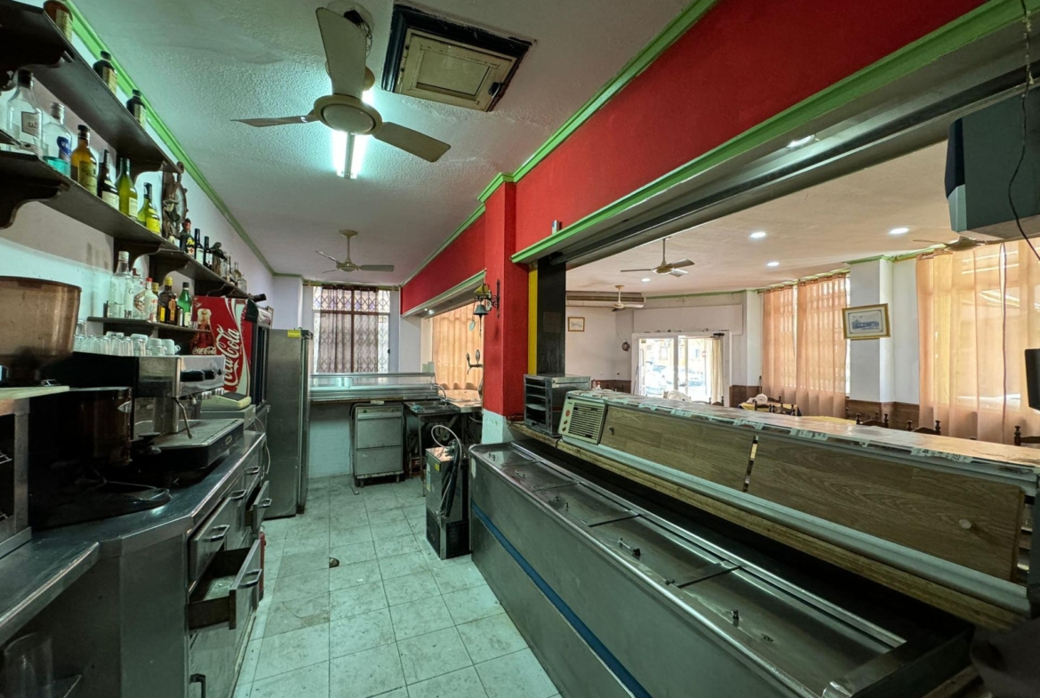 SE VENDE LOCAL COMERCIAL. 120 M2. CON LICENCIA HOSTELERIA. PLAYA A 500 METROS.