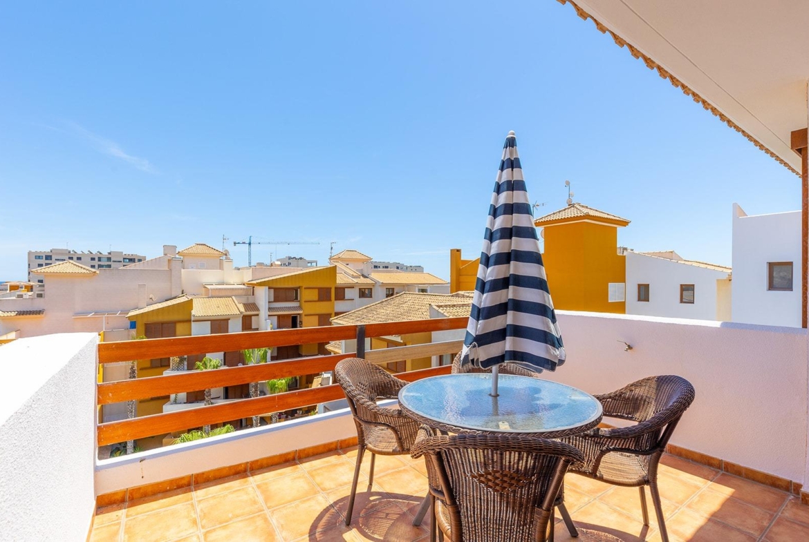 “LA RECOLETA” ATICO CON TRES TERRAZAS. GARAJE+TRASTERO. 2 DORM. 2 BAÑOS. 201 M2. PISCINAS.