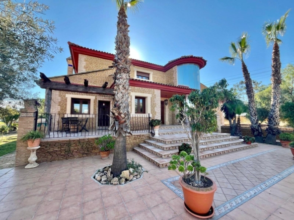 Discover Luxury and Tranquility: Country House in Rojales with Large Spaces and Nature
