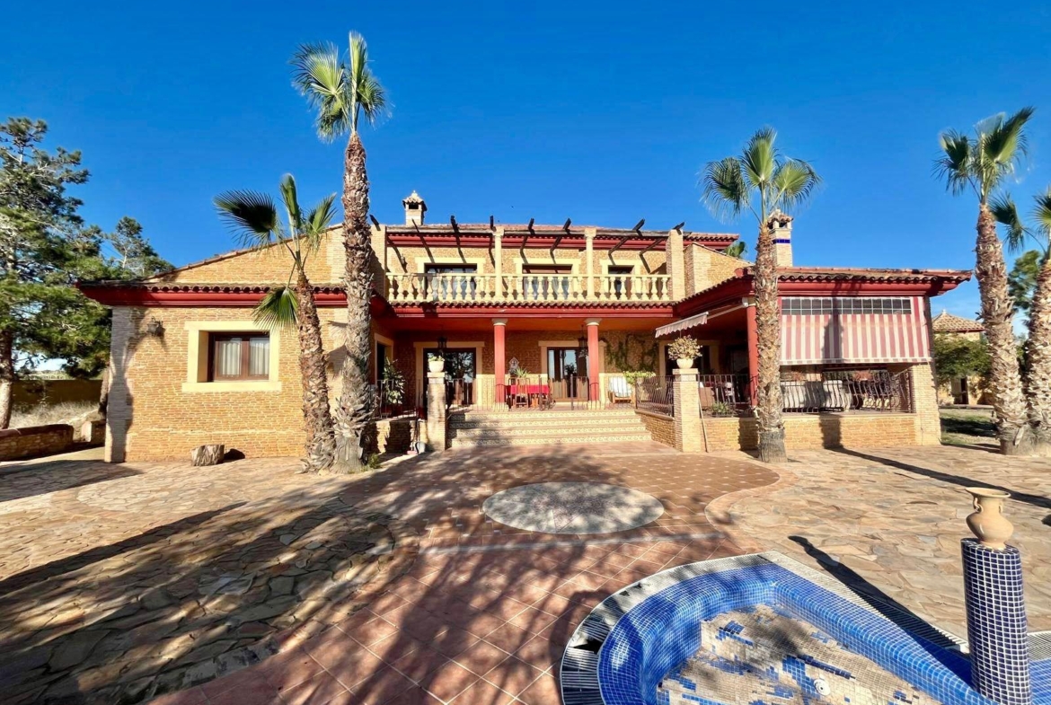 Ontdek Luxe en Rust: Landhuis in Rojales met grote ruimtes en natuur