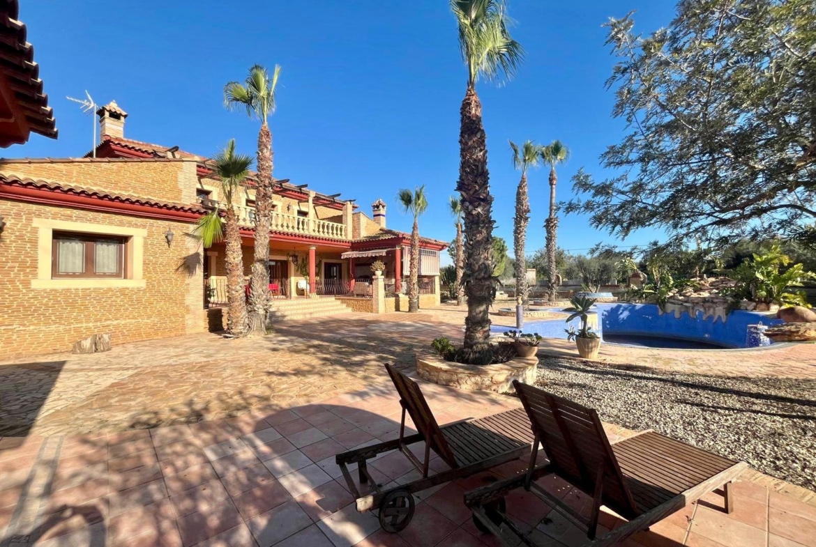 Ontdek Luxe en Rust: Landhuis in Rojales met grote ruimtes en natuur