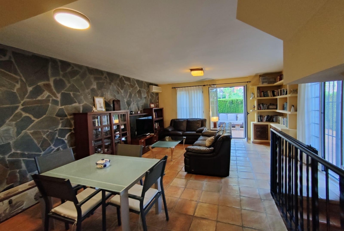 PRECIOSO CHALET ADOSADO EN GOLF BAHIA DE FINESTRAT