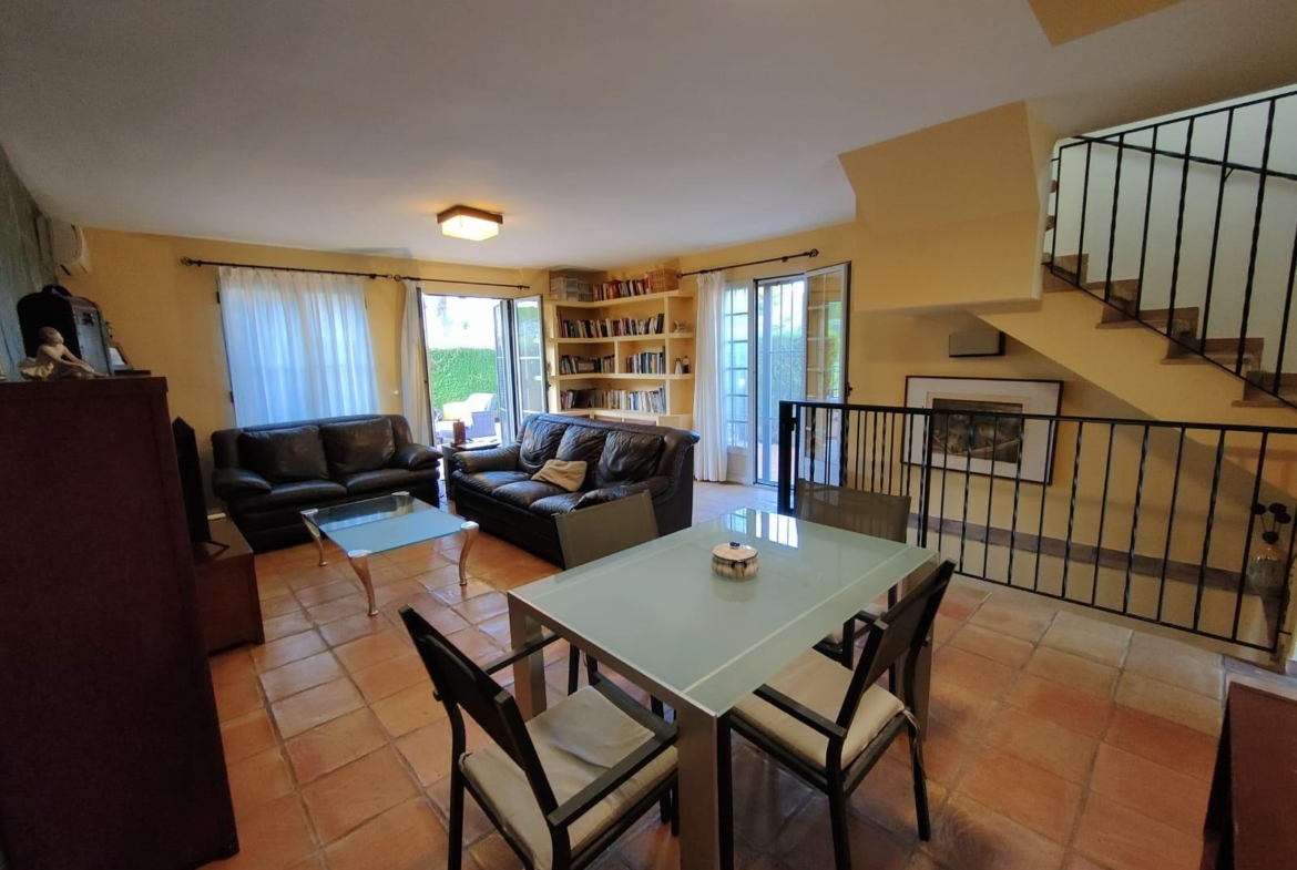 PRECIOSO CHALET ADOSADO EN GOLF BAHIA DE FINESTRAT