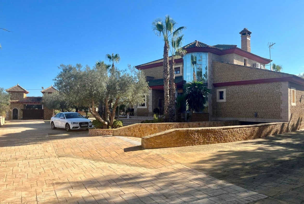 Ontdek Luxe en Rust: Landhuis in Rojales met grote ruimtes en natuur