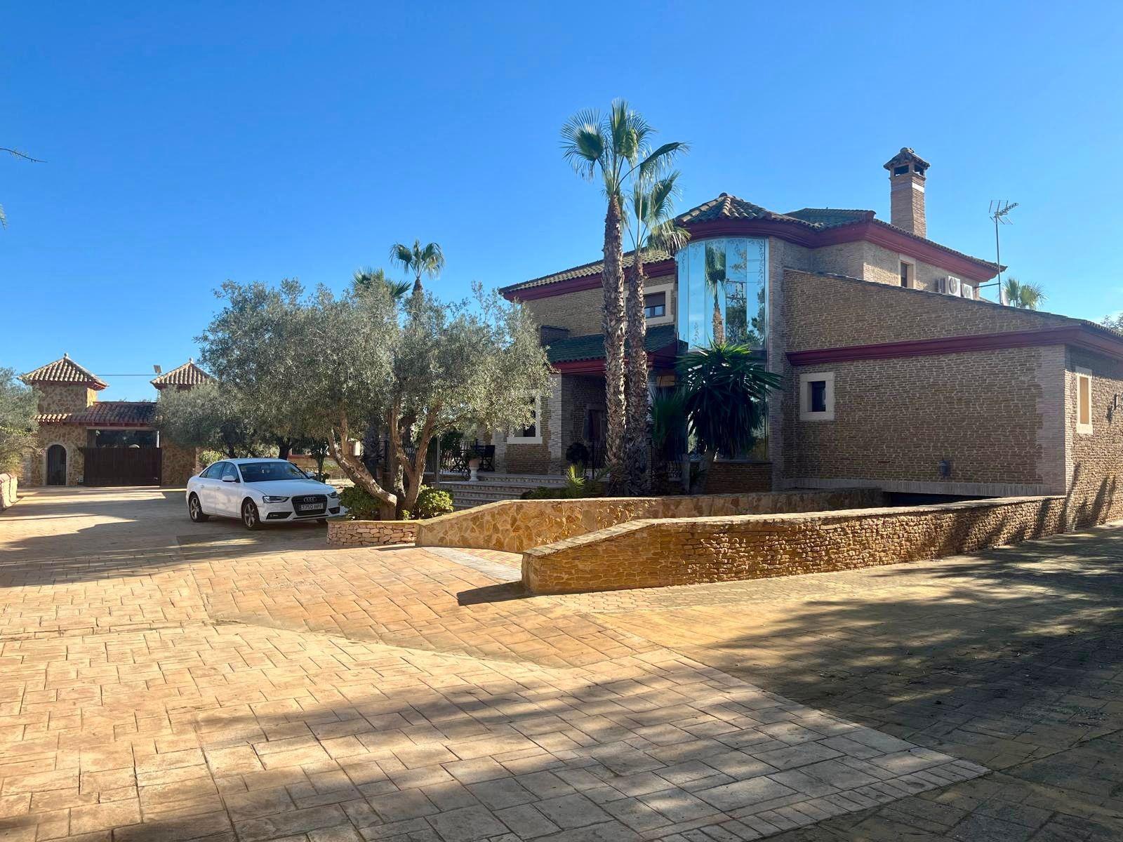 Ontdek Luxe en Rust: Landhuis in Rojales met grote ruimtes en natuur
