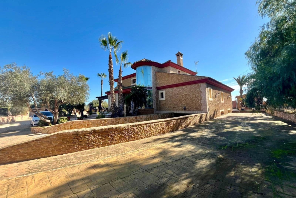 Ontdek Luxe en Rust: Landhuis in Rojales met grote ruimtes en natuur
