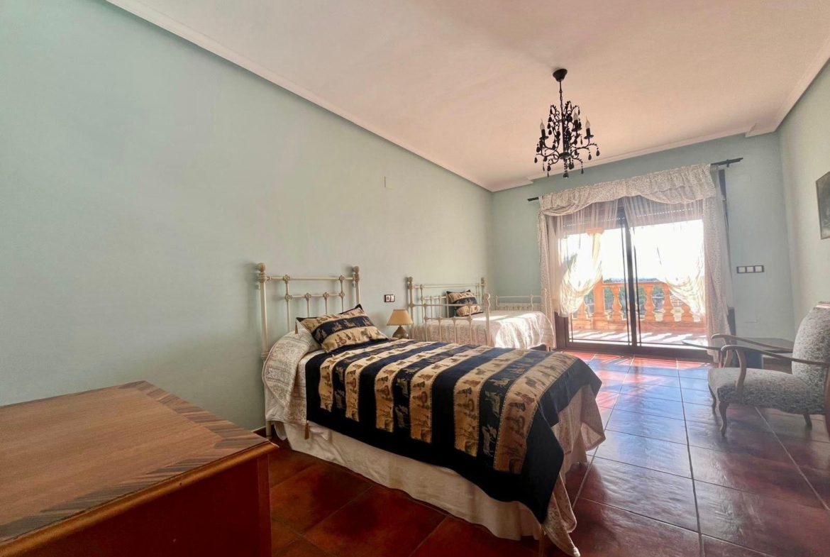 Ontdek Luxe en Rust: Landhuis in Rojales met grote ruimtes en natuur