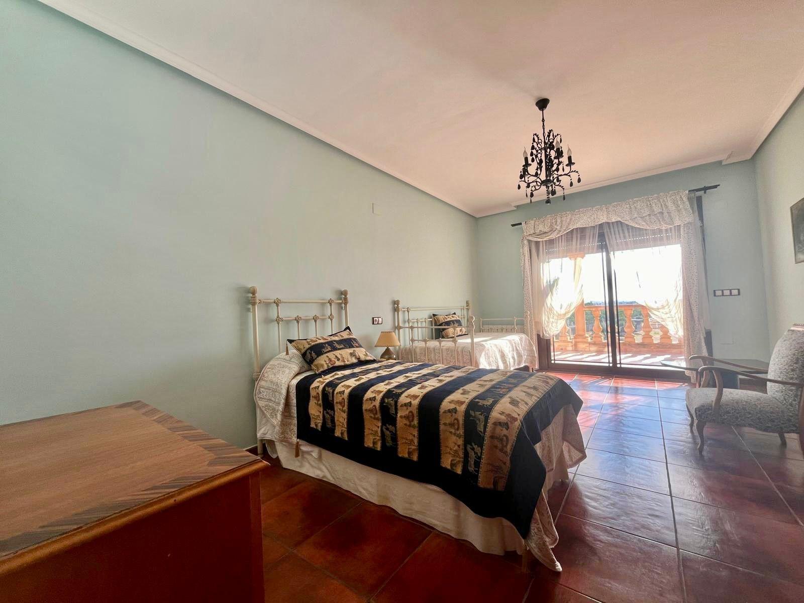 Ontdek Luxe en Rust: Landhuis in Rojales met grote ruimtes en natuur