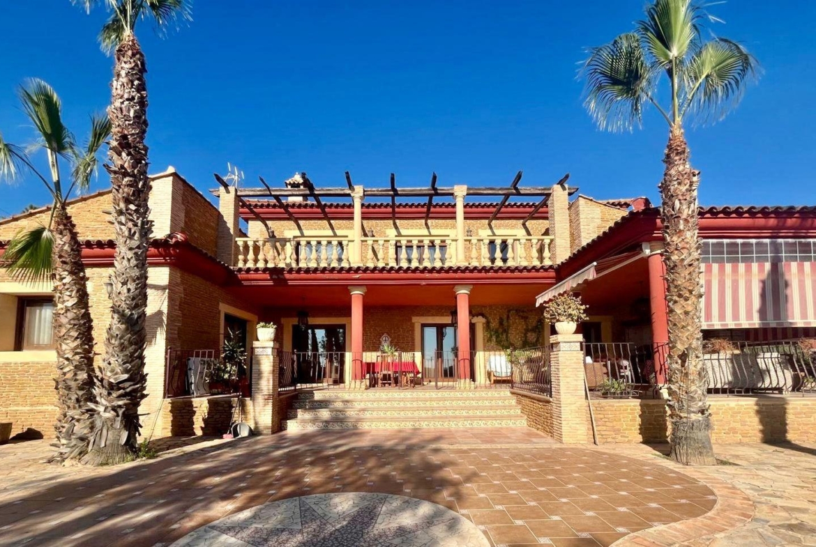 Ontdek Luxe en Rust: Landhuis in Rojales met grote ruimtes en natuur