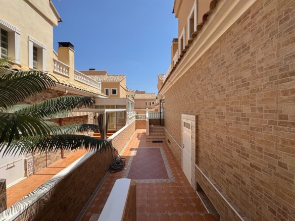 ADOSADO EN GUARDAMAR DEL SEGURA CON GARAJE A 400 METROS DE PLAYA. 3 DORM. 2 BAÑOS. SOTANO DE 60 M2. PISCINA COMUNITARIA.