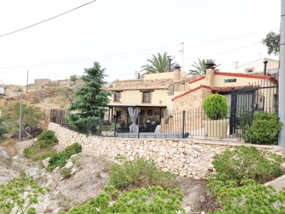 CASA INDEPENDIENTE EN  FORTUNA (Murcia) JUNTO AL PARQUE NATURAL DE LA GARAPACHA CON 439 M2 DE PARCELA. 5 DORM. 3 BAÑOS.