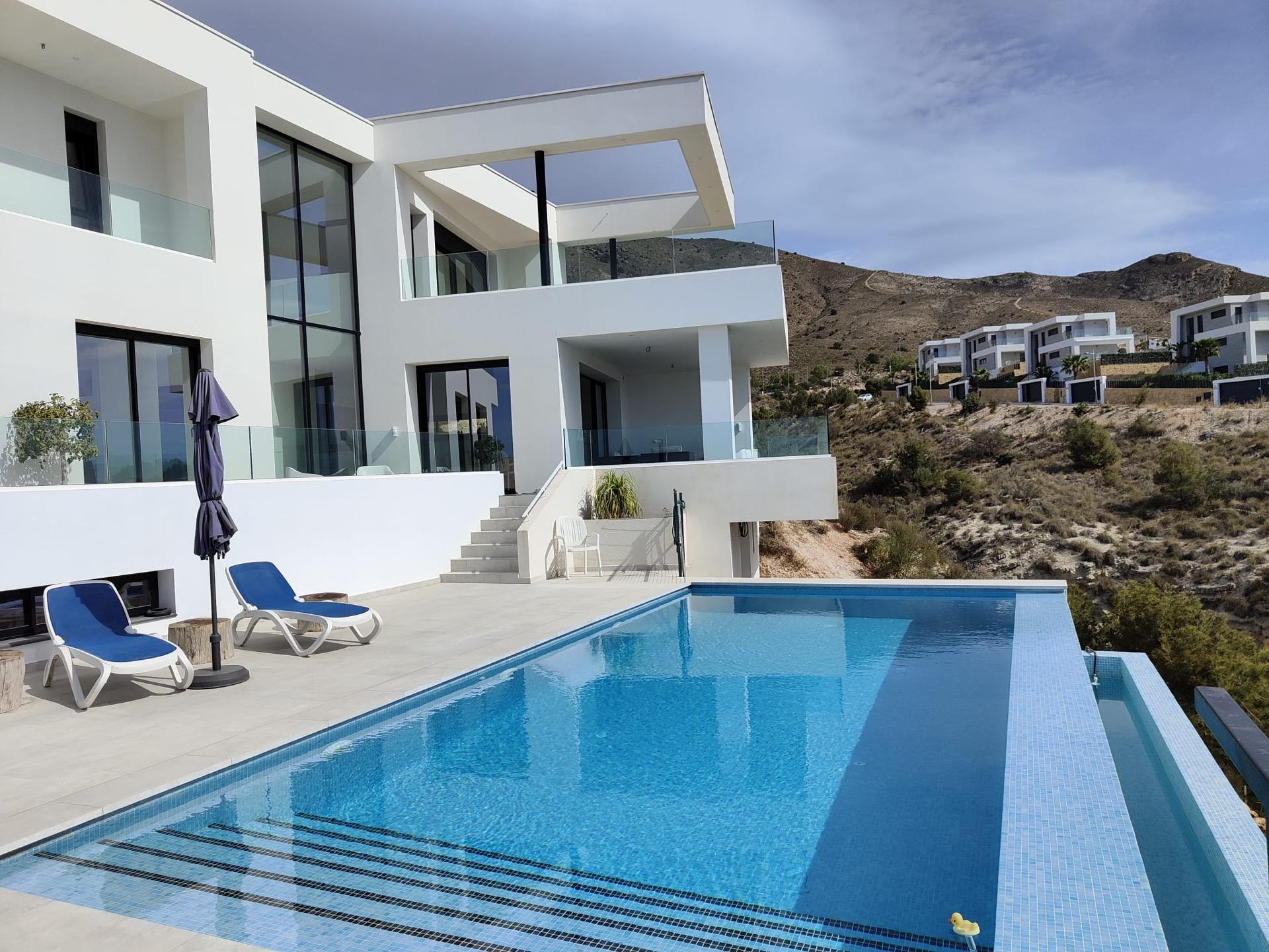 LARGE MODERN VILLA IN FINESTRAT