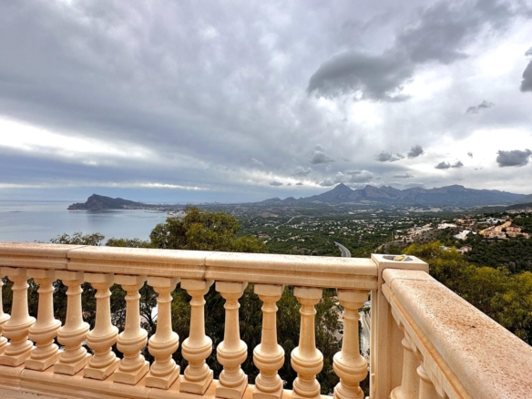 “Villa with Panoramic Views and Great Potential in Altea Hills”