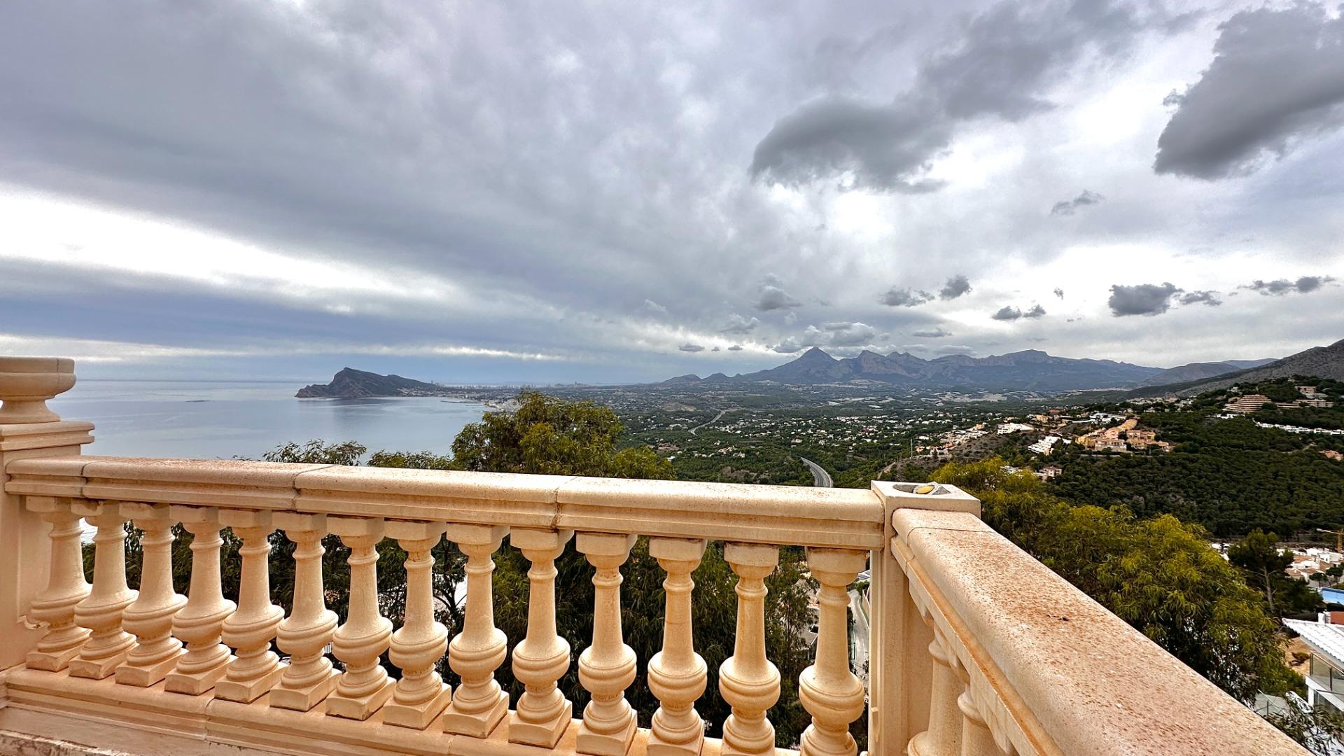 “Villa met panoramisch uitzicht en groot potentieel in Altea Hills”
