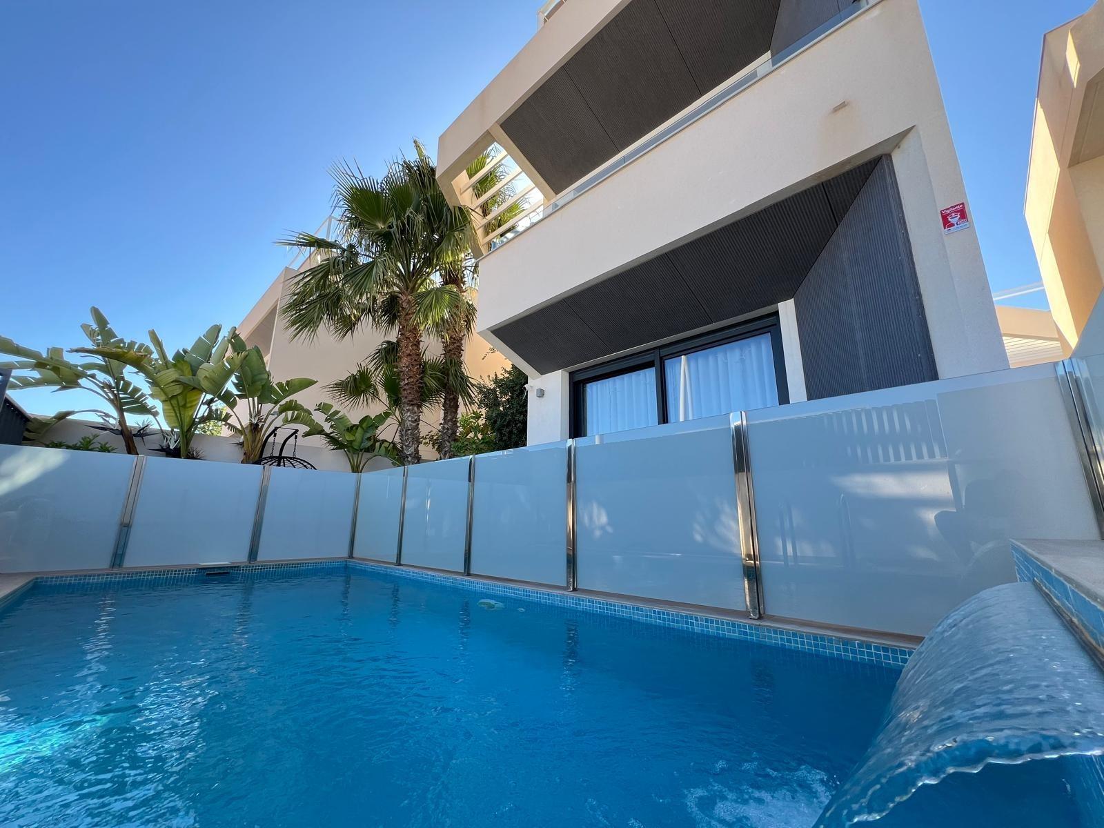 VILLA OBRA NUEVA! 3 DORMITORIOS. 3 BAÑOS. PARCELA 200 M2. PISCINA PROPIA. GARAJE.