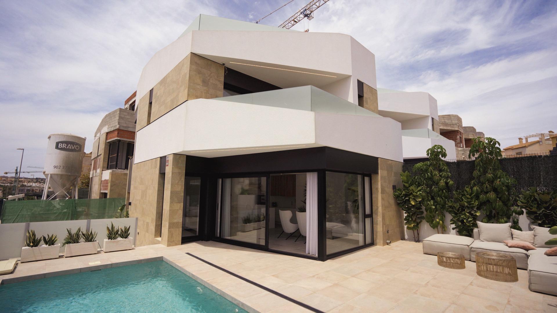 VILLAS DE LUJO! OBRA NUEVA DE ALTA CALIDAD! 3 DORMITORIOS. 3 BAÑOS. PISCINA PRIVADA. PARCELA 180M2.