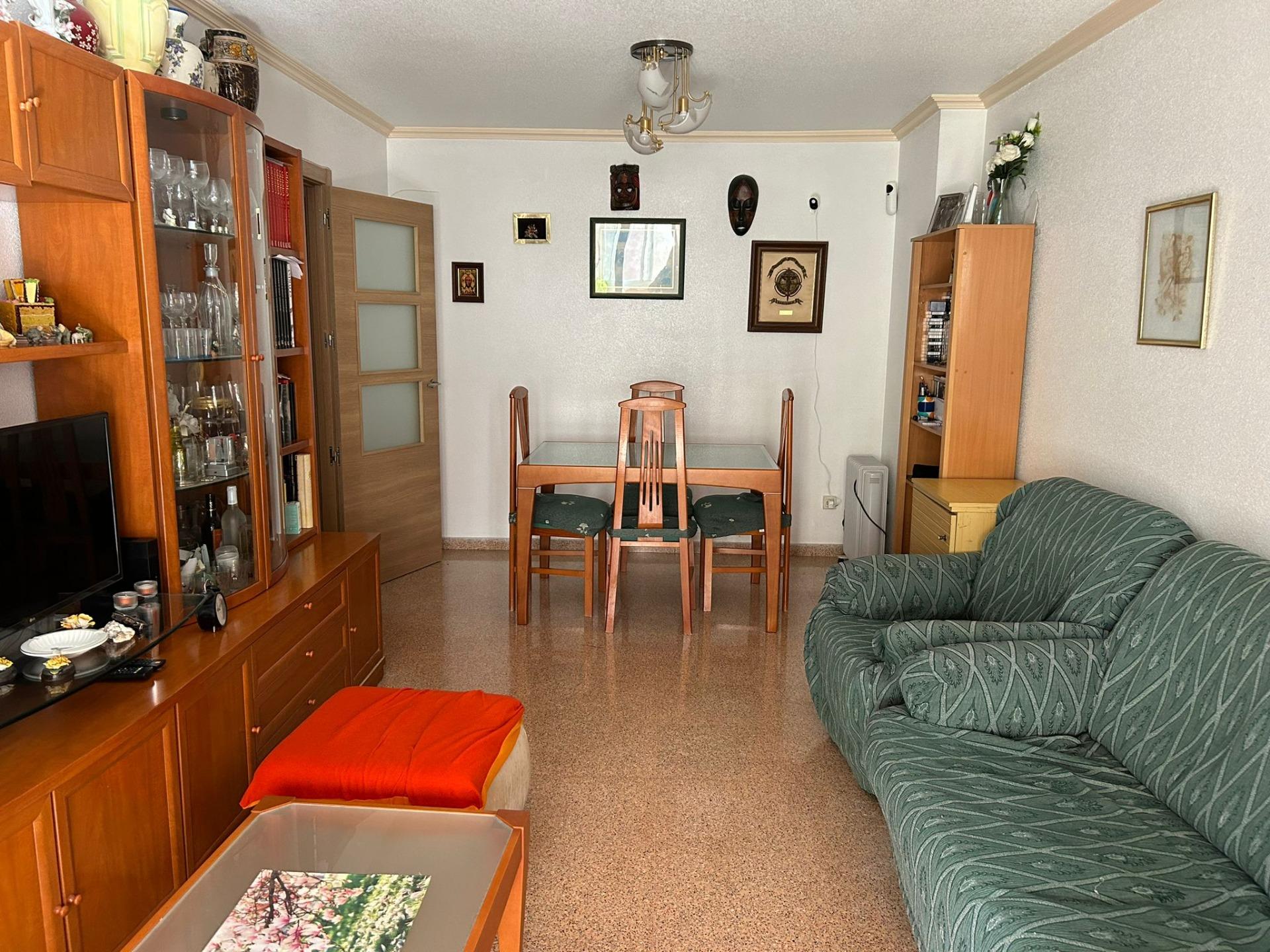 4-1-74 Amplio apartamento situado a 700m de la playa de Poniente. Perfecto para familias