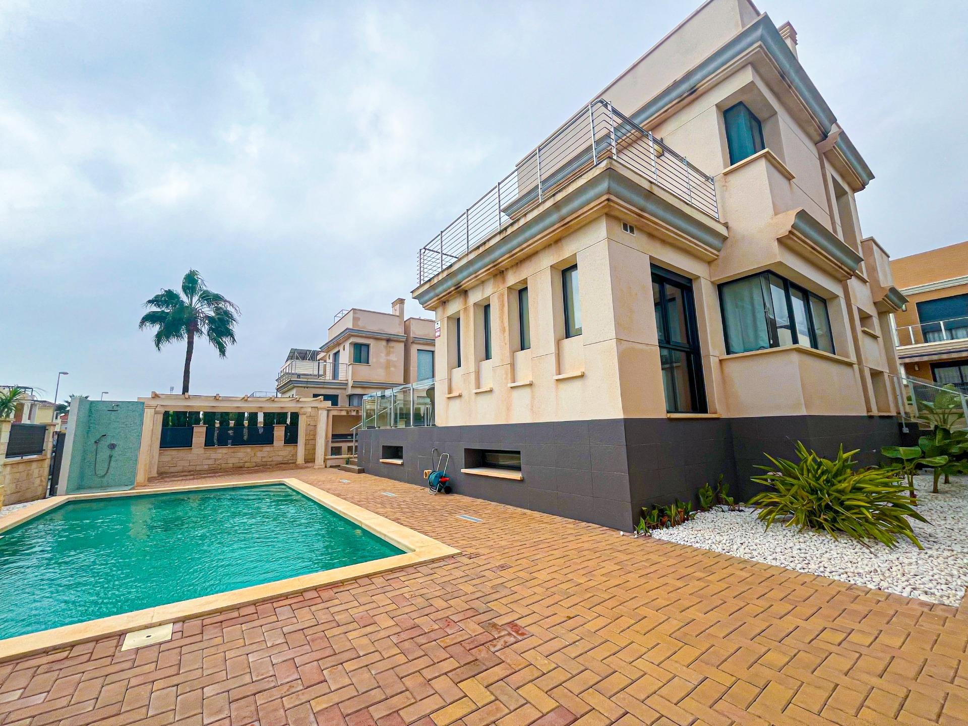 4-1-77 VILLA DE LUJO EN LA ZENIA. 5 DORM. 4 BAÑOS. PISCINA PRIVADA. PARCELA 410 M2.