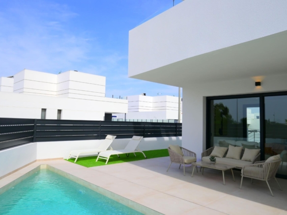 EXCLUSIVIDAD Y BIENESTAR: VILLA CON JARDÍN Y GARAJE PRIVADO