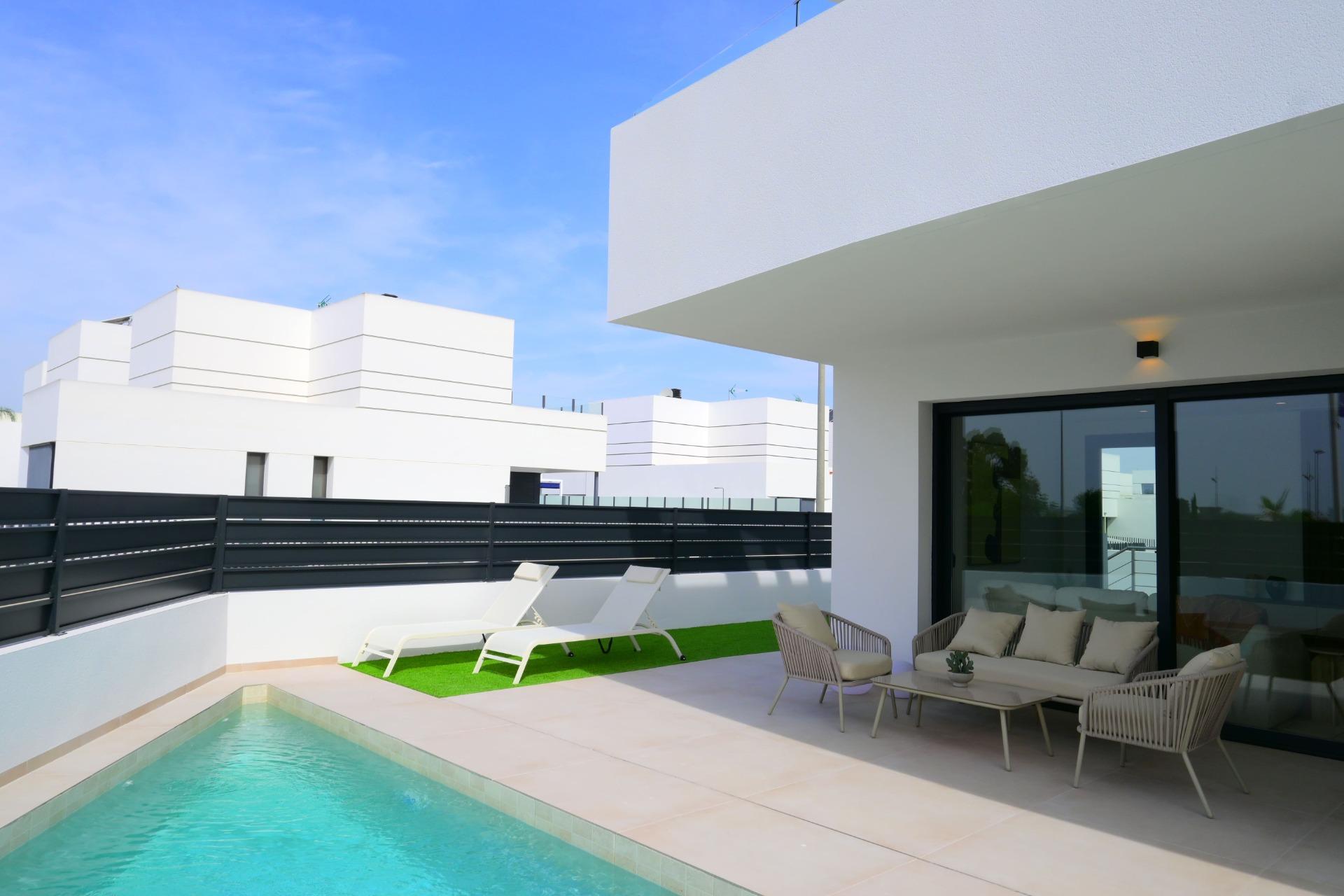 4-1-84 EXCLUSIVIDAD Y BIENETAR: VILLA CON JARDÍN Y GARAJE PRIVADO