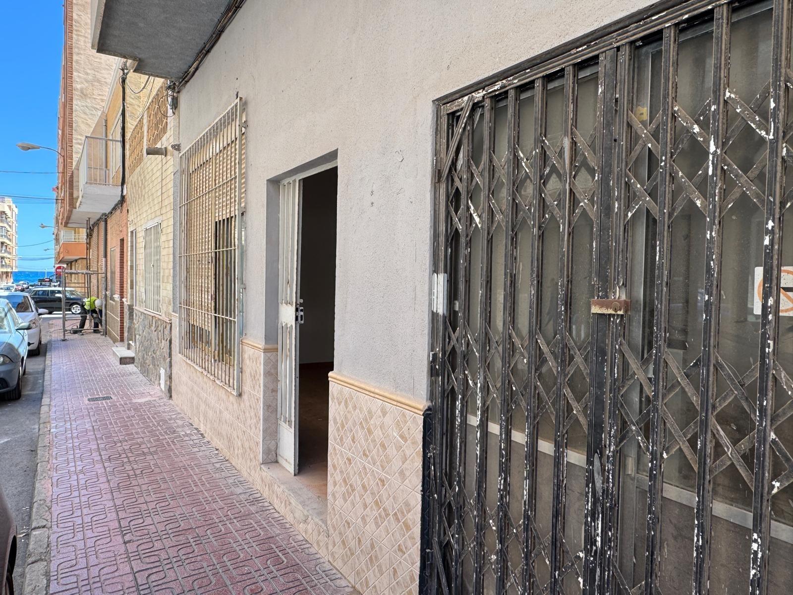 4-1-94 SE VENDE LOCAL COMERCIAL CON 261 M2. A 150 METROS DE LA PLAYA. PARA CUALQUER TIPO DE NEGOCIO.