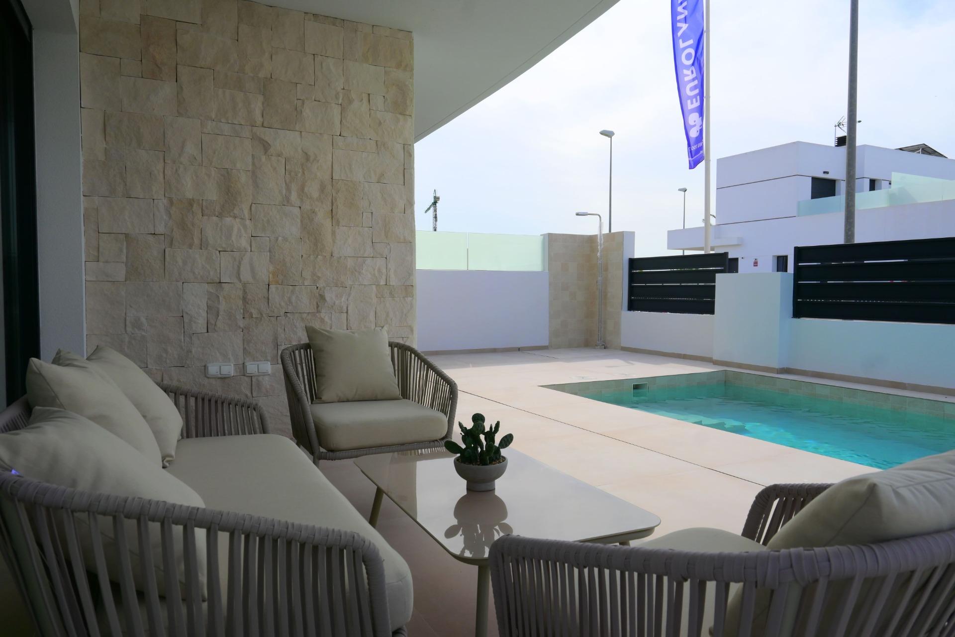 4-10-100 EXCLUSIVIDAD Y BIENESTAR: VILLA CON JARDÍN Y GARAJE PRIVADO