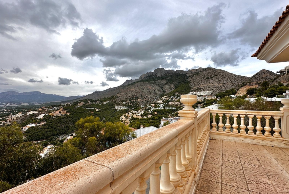 “Villa met panoramisch uitzicht en groot potentieel in Altea Hills”