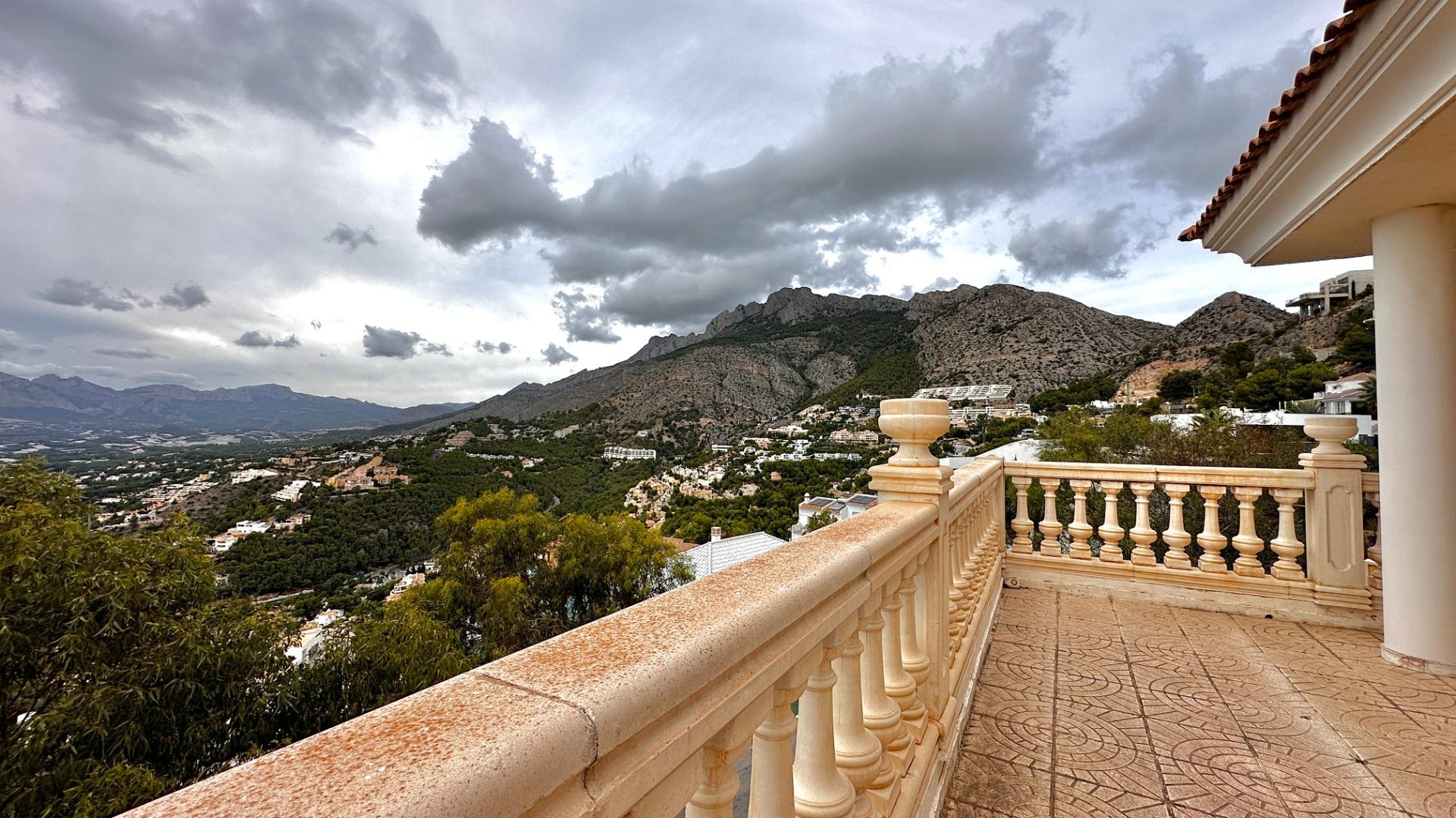 “Villa met panoramisch uitzicht en groot potentieel in Altea Hills”