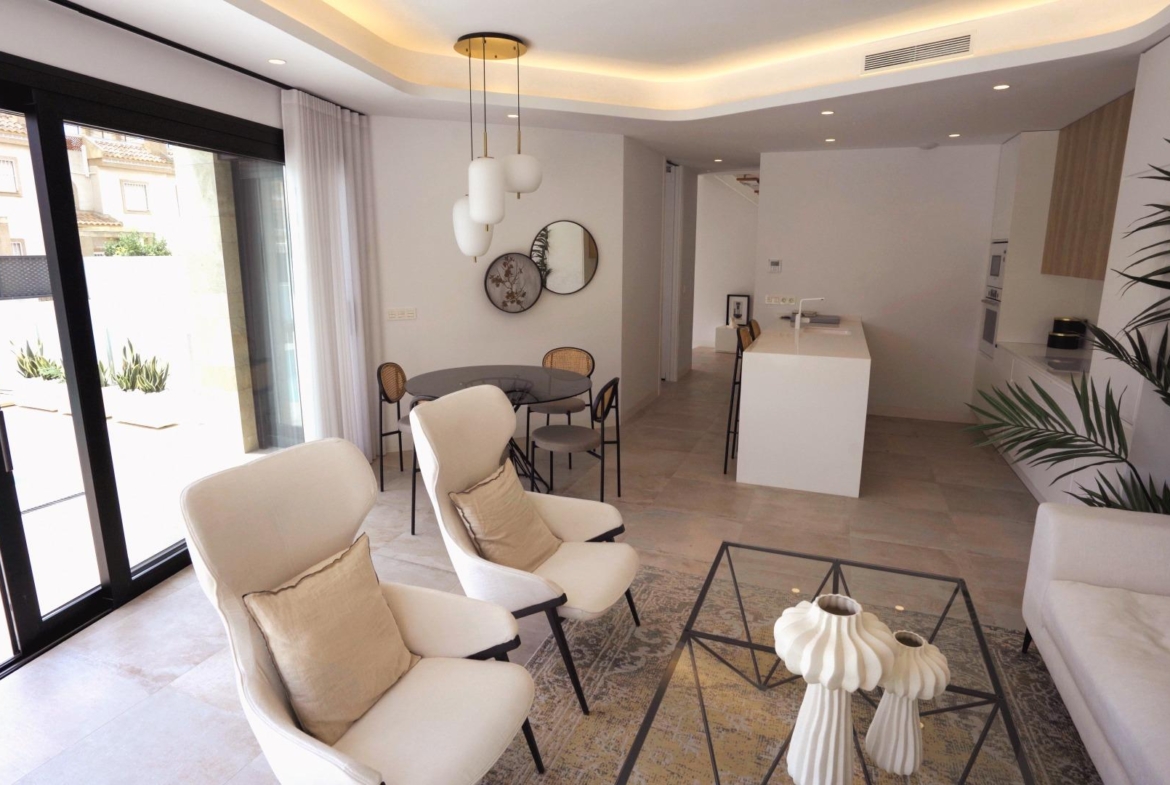 VILLAS DE LUJO! OBRA NUEVA DE ALTA CALIDAD! 3 DORMITORIOS. 3 BAÑOS. PISCINA PRIVADA. PARCELA 180M2.