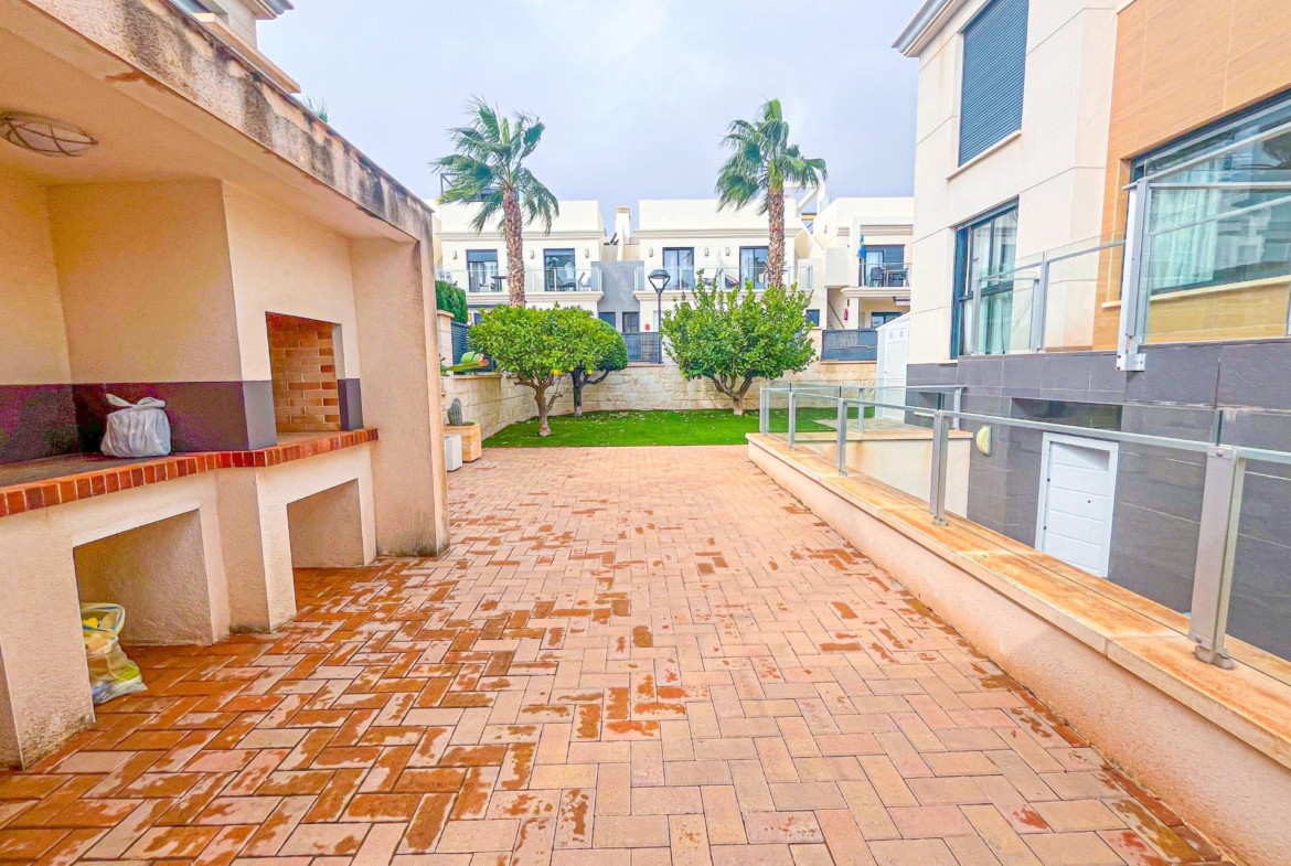 VILLA DE LUJO EN LA ZENIA. 5 DORM. 4 BAÑOS. PISCINA PRIVADA. PARCELA 410 M2.
