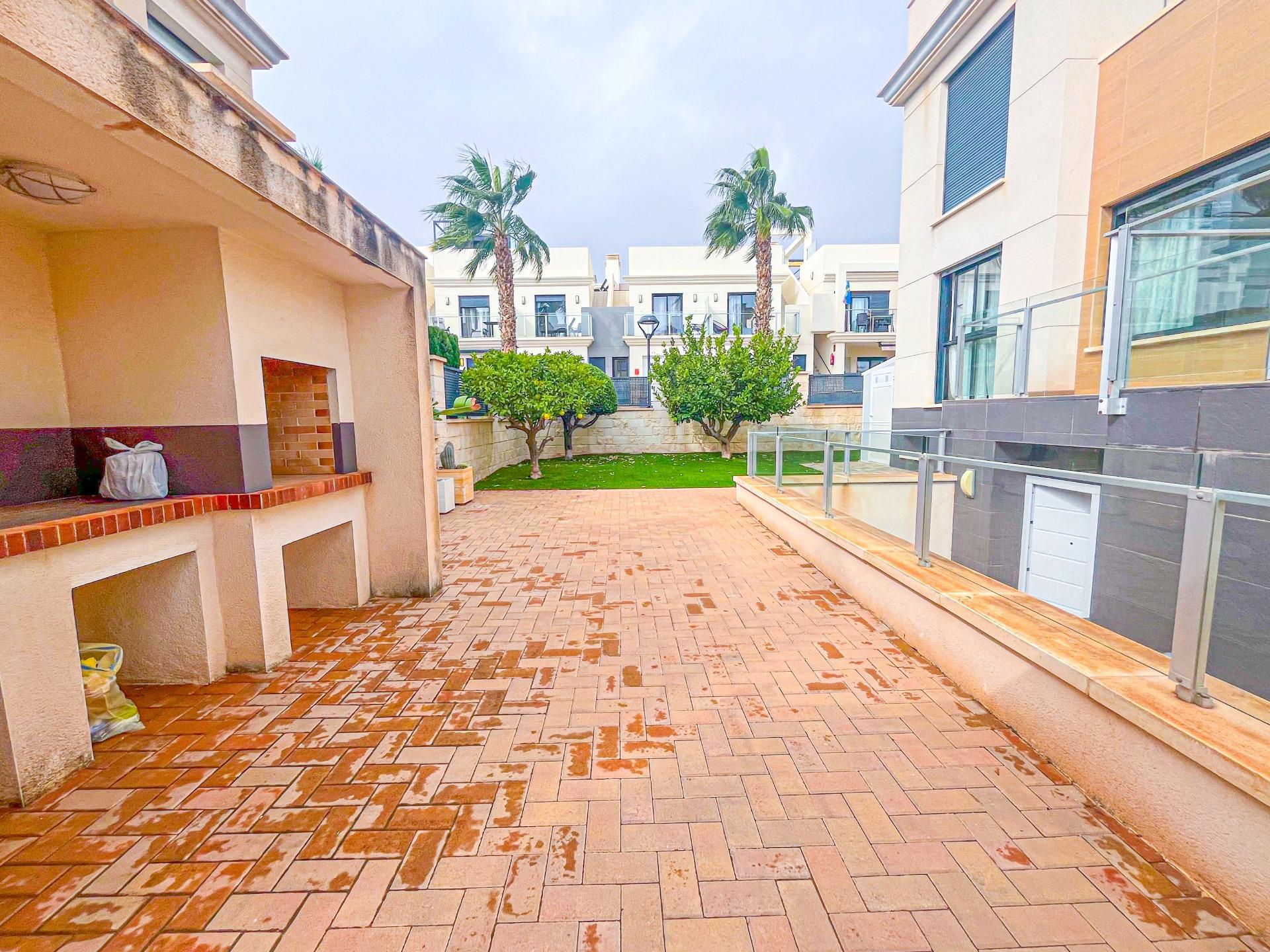 4-10-67 VILLA DE LUJO EN LA ZENIA. 5 DORM. 4 BAÑOS. PISCINA PRIVADA. PARCELA 410 M2.