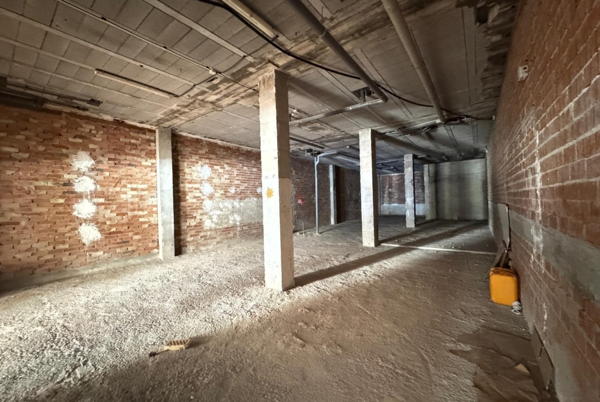 SE VENDE LOCAL COMERCIAL CON 261 M2. A 150 METROS DE LA PLAYA. PARA CUALQUER TIPO DE NEGOCIO.