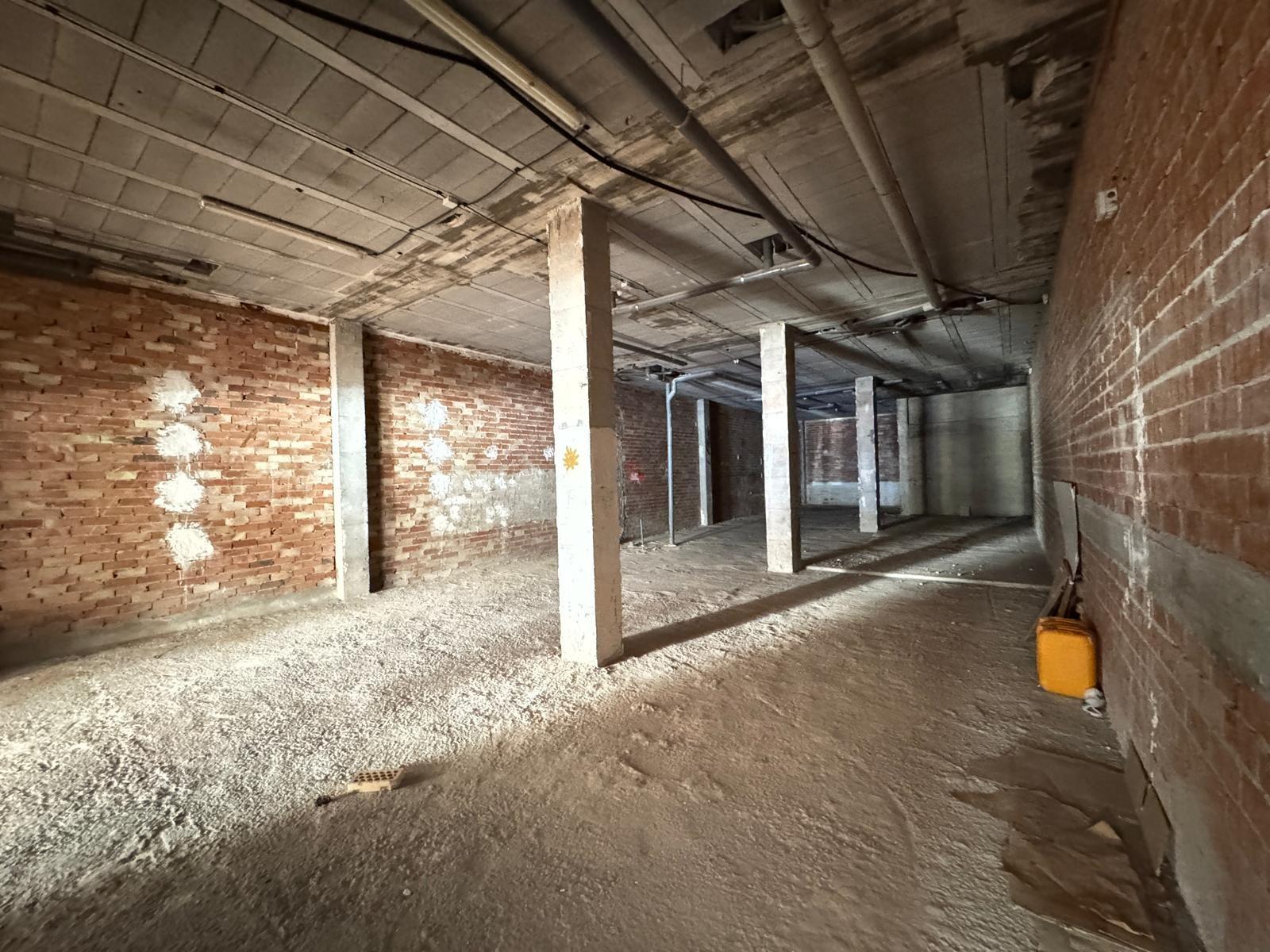4-10-81 SE VENDE LOCAL COMERCIAL CON 261 M2. A 150 METROS DE LA PLAYA. PARA CUALQUER TIPO DE NEGOCIO.