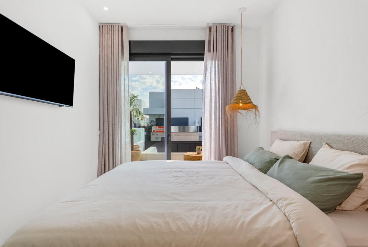 VILLA DE LUJO EN DOLORES DE 3 DORMEM. PISCINA PRIVADA. 205 M2 DE PARCELA. DOS TERRAZAS. PARKING.