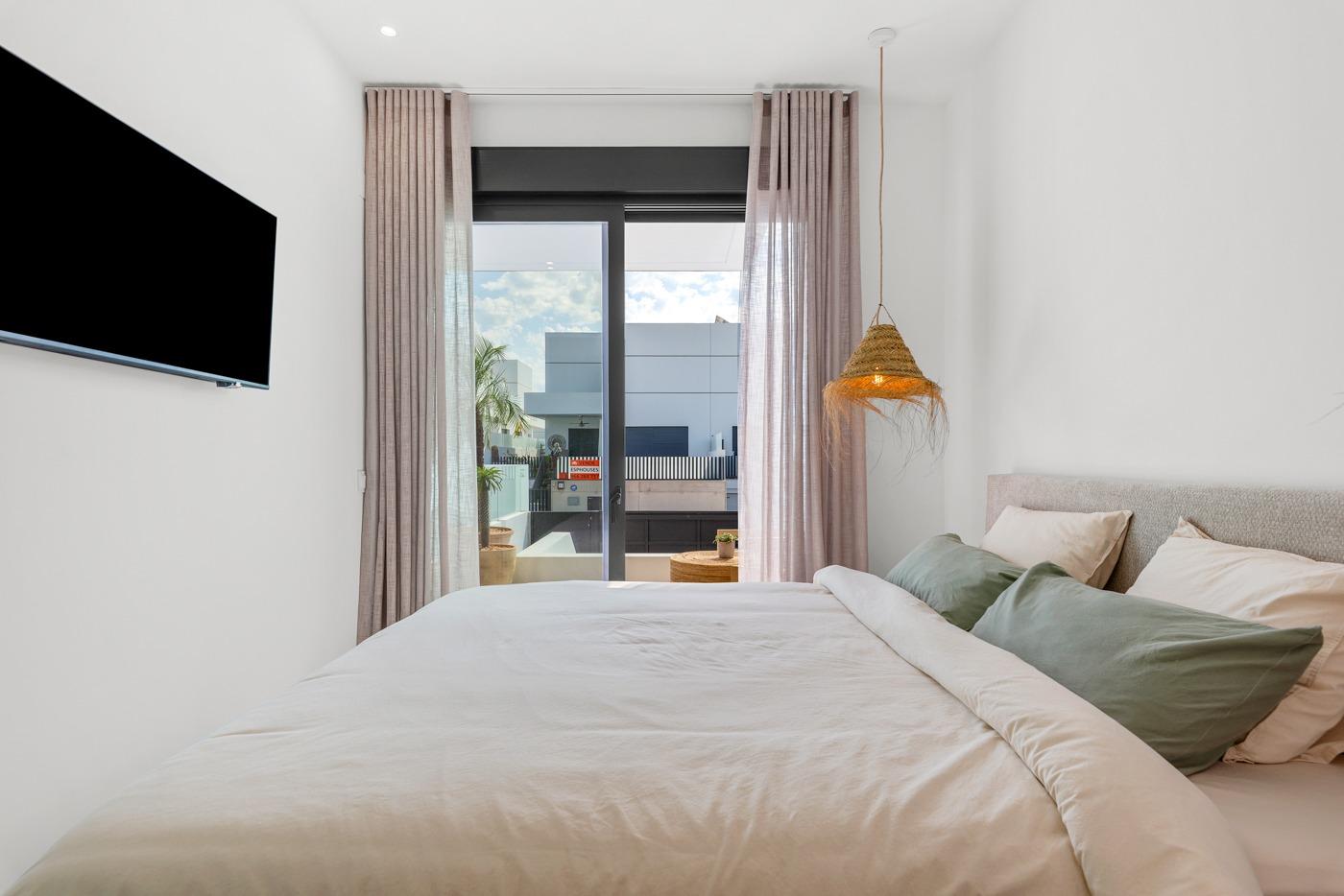 4-10-97 VILLA DE LUJO EN DOLORES DE 3 DORMEM. PISCINA PRIVADA. 205 M2 DE PARCELA. DOS TERRAZAS. PARKING.