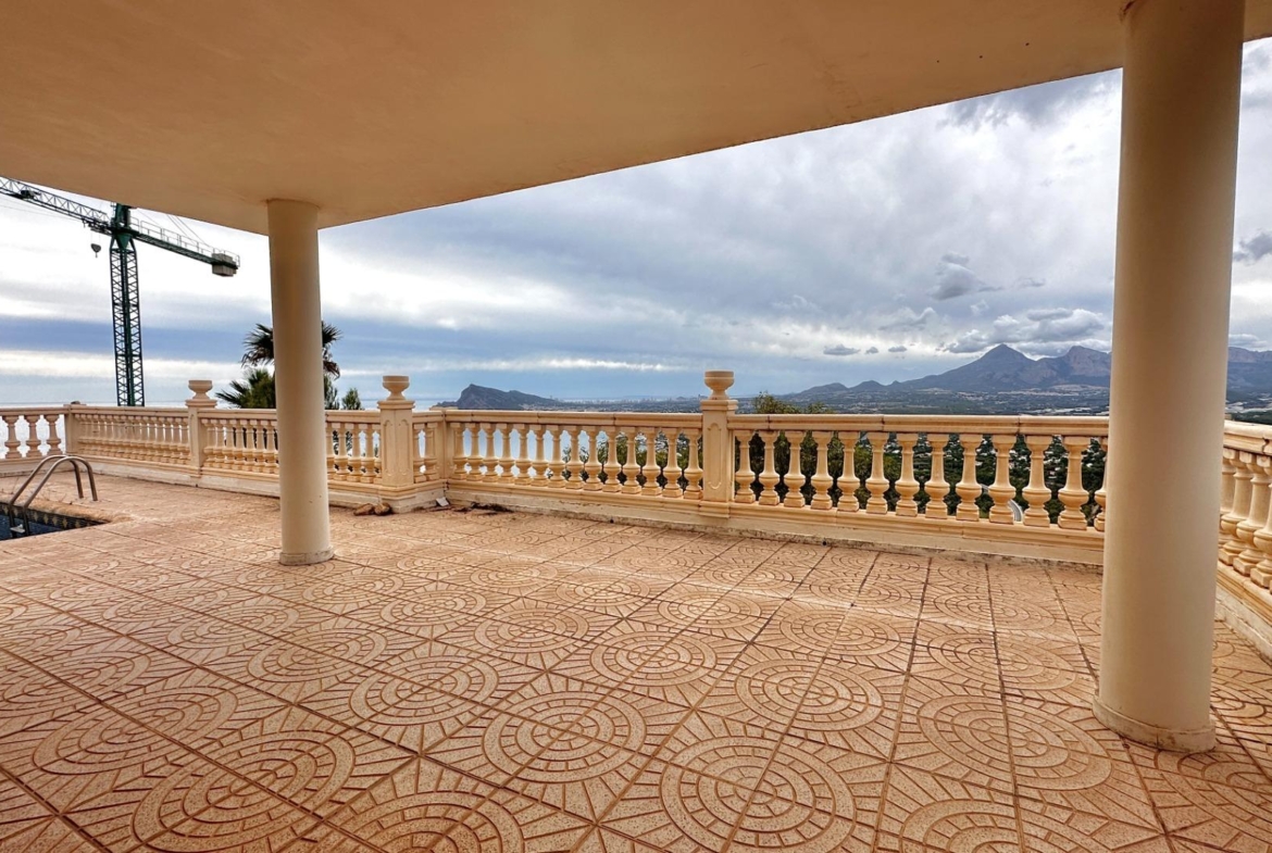 “Villa met panoramisch uitzicht en groot potentieel in Altea Hills”