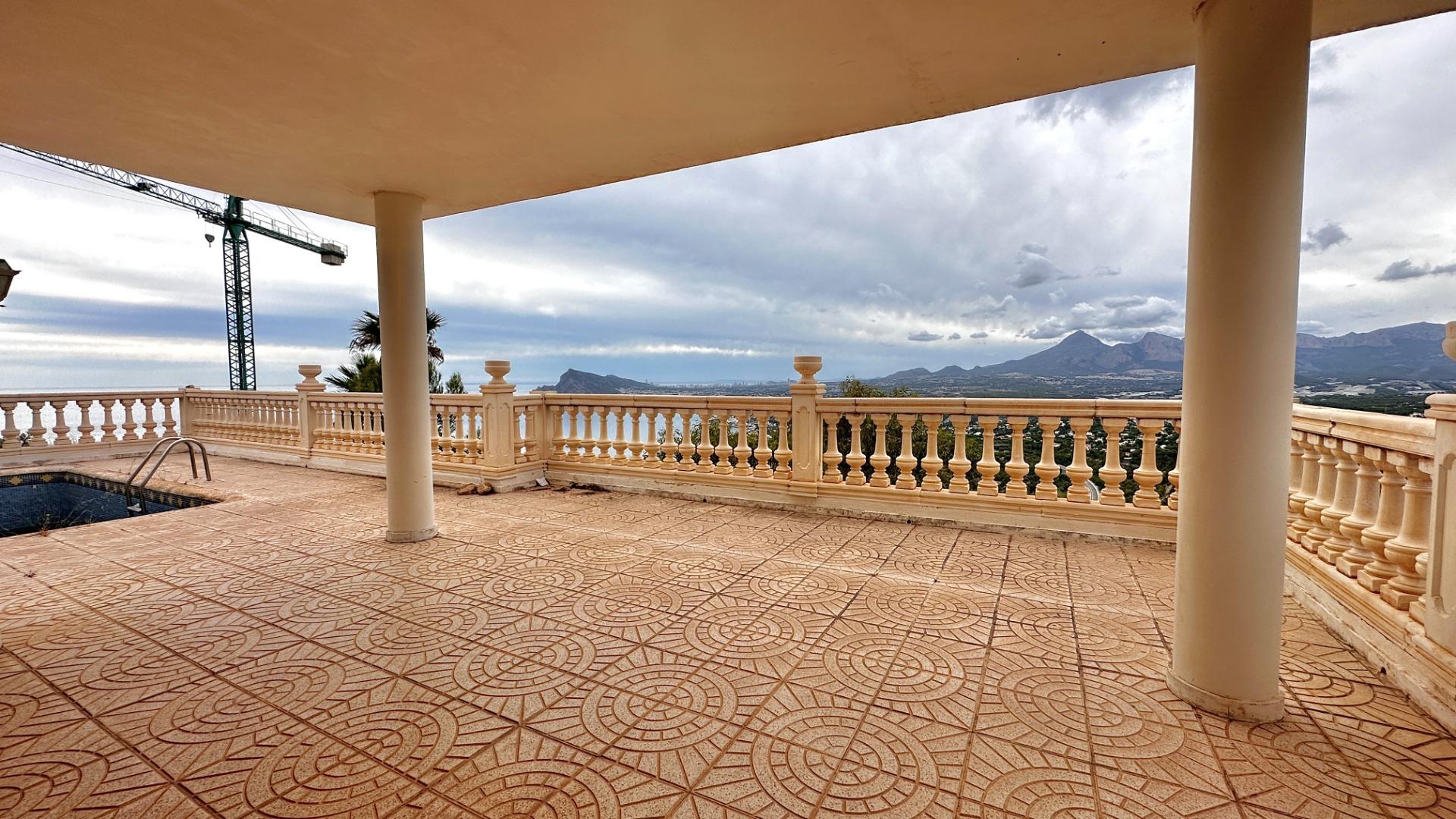 “Villa met panoramisch uitzicht en groot potentieel in Altea Hills”