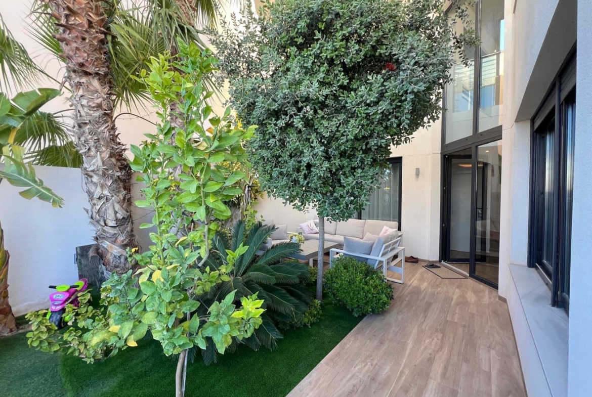 VILLA OBRA NUEVA! 3 DORMITORIOS. 3 BAÑOS. PARCELA 200 M2. PISCINA PROPIA. GARAJE.