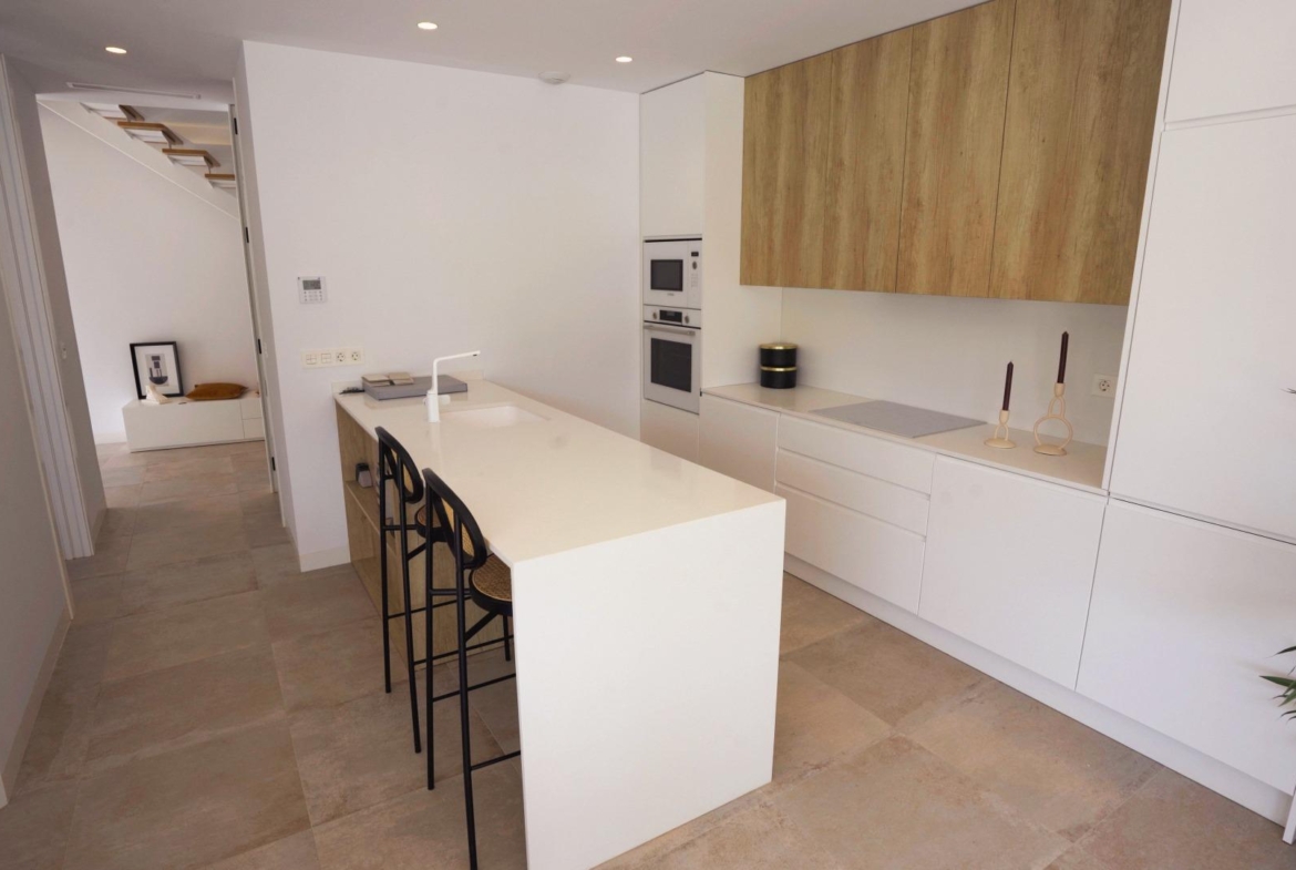 VILLAS DE LUJO! OBRA NUEVA DE ALTA CALIDAD! 3 DORMITORIOS. 3 BAÑOS. PISCINA PRIVADA. PARCELA 180M2.