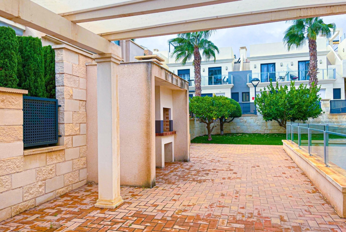 VILLA DE LUJO EN LA ZENIA. 5 DORM. 4 BAÑOS. PISCINA PRIVADA. PARCELA 410 M2.