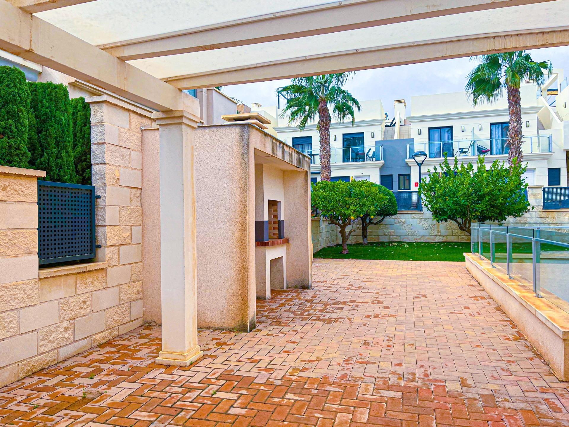 4-11-64 VILLA DE LUJO EN LA ZENIA. 5 DORM. 4 BAÑOS. PISCINA PRIVADA. PARCELA 410 M2.