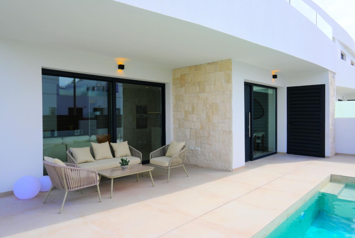 EXCLUSIVIDAD Y BIENETAR: VILLA CON JARDÍN Y GARAJE PRIVADO