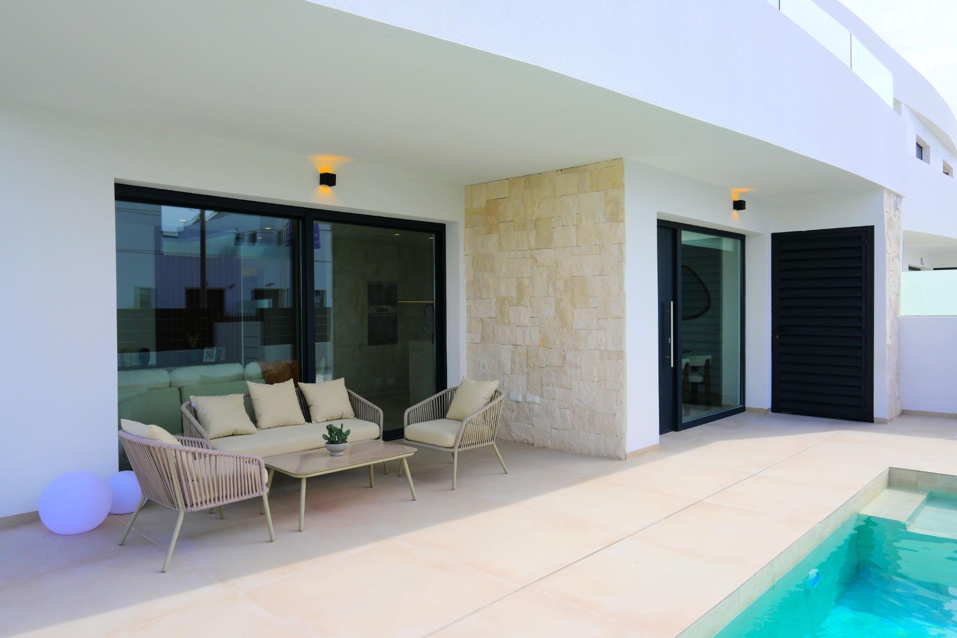 4-11-69 EXCLUSIVIDAD Y BIENETAR: VILLA CON JARDÍN Y GARAJE PRIVADO