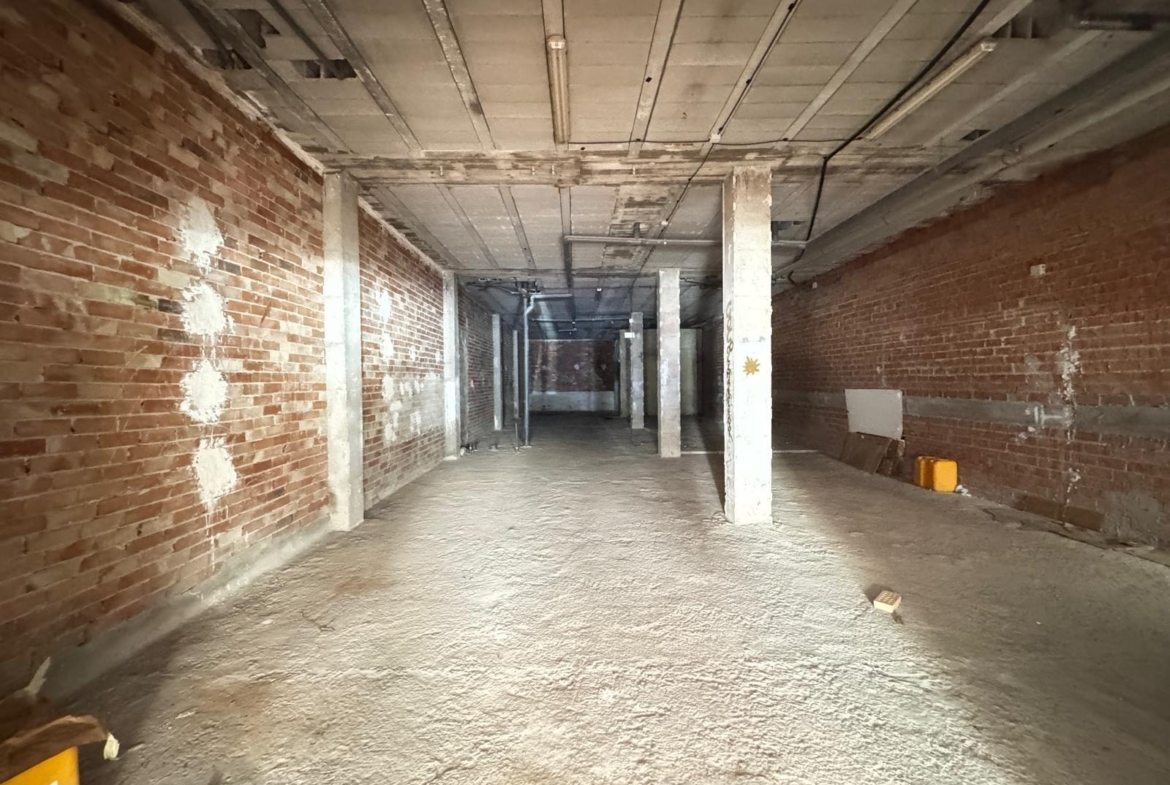 SE VENDE LOCAL COMERCIAL CON 261 M2. A 150 METROS DE LA PLAYA. PARA CUALQUER TIPO DE NEGOCIO.