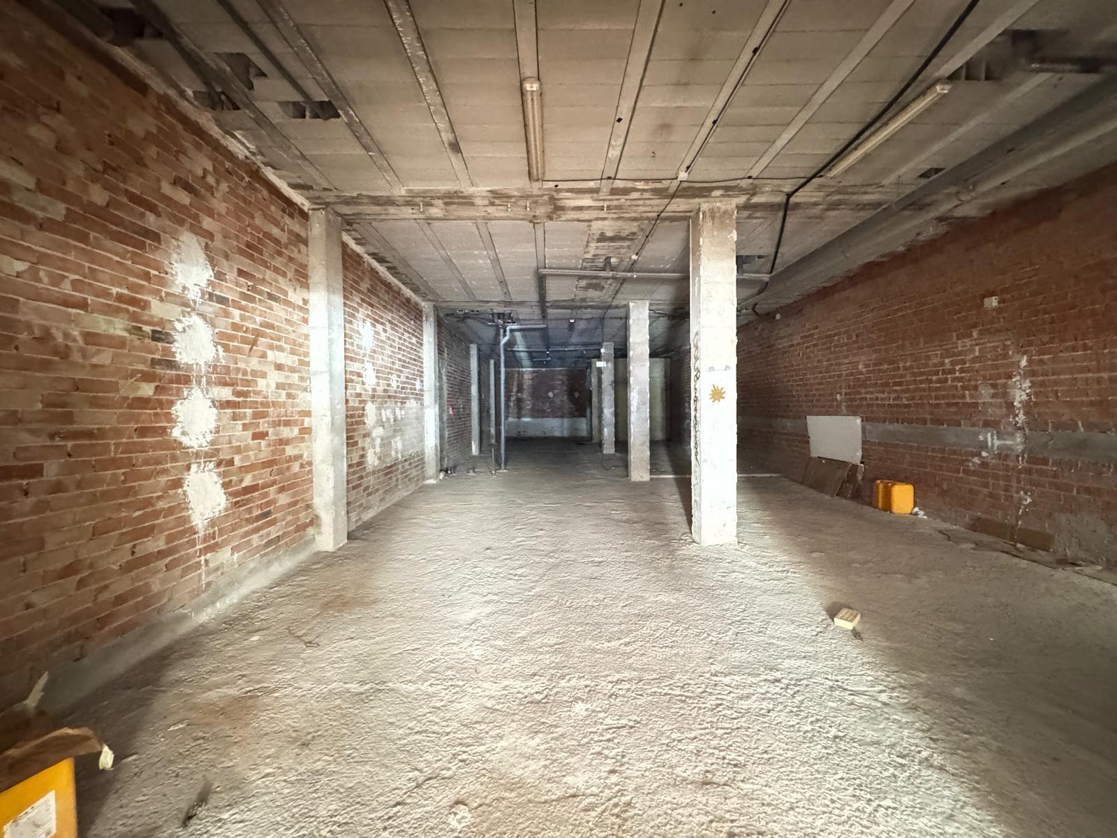 4-11-77 SE VENDE LOCAL COMERCIAL CON 261 M2. A 150 METROS DE LA PLAYA. PARA CUALQUER TIPO DE NEGOCIO.
